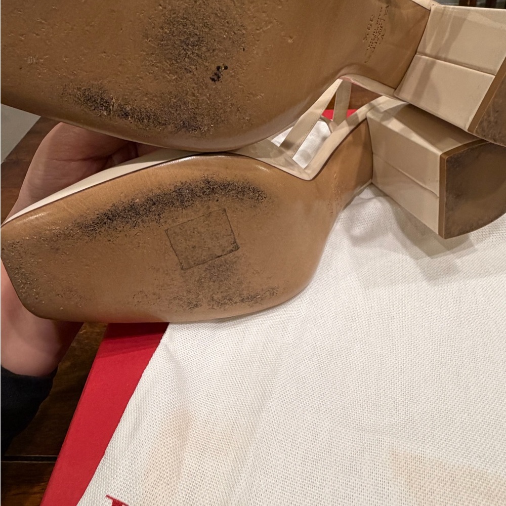Valentino Garavani Beige and Gold Heels - Picture 9 of 10